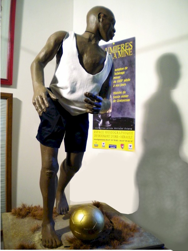 Automaton, original sculpture. Electric automat of a height of 1.20 m width 0.60 m, in resin and metal. - Automate , sculpture originale. Automate électrique d' une hauteur de 1,20 m largeur 0,60 m, en résine et métal.